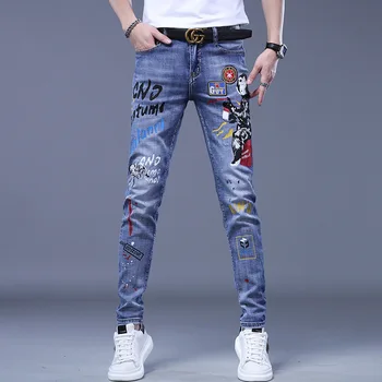 Moda Tipărite Blugi Barbati Brand coreean Broderie Insigna Model de Tineret Rupt Picioare Mici Adolescenți Cowboy Creion Pantaloni
